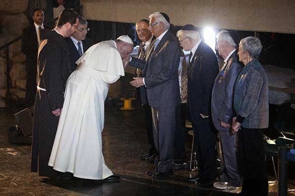 pope-francis-jews-kisses-hands-holocaust1
