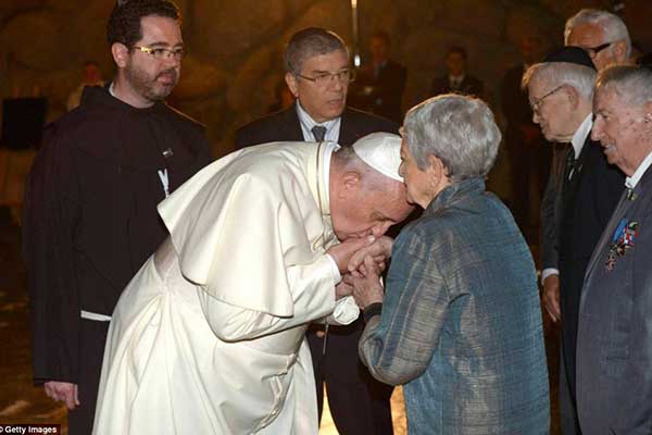 pope-francis-jews-kisses-hands-holocaust4