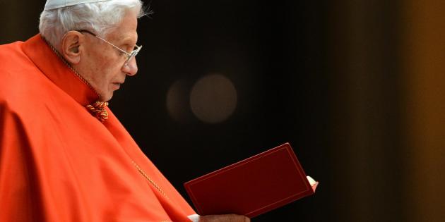 Benoît XVI, le 29 décembre 2012, sur le parvis de la basilique Saint-Pierre au Vatican