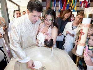 Le Rev. Alberto Cutie baptise sa fille aînée Camila Victoria