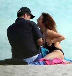 Alberto Cutié avec sa petite amie sur une des plages les plus fréquentées de Miami