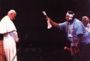 Jean-Paul II se faisant bénir selon un rite païen