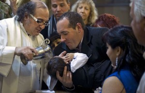 “Padre” Cesar effectue un baptême