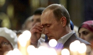 Le président russe Vladimir Poutine se signe