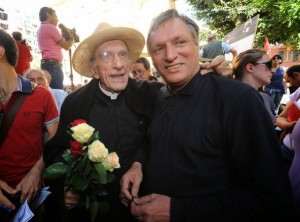 Don Gallo & Don Ciotti à Gênes lors d'une manifestation