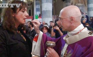 Le "cardinal" Angelo Bagnasco donnant la "communion" à Vladimir “Vladi” Luxuria