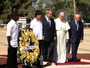François a déposé une gerbe sur la tombe de Theodor Herzl