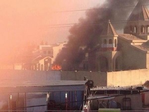 L'église en feu ce mardi à Mossoul