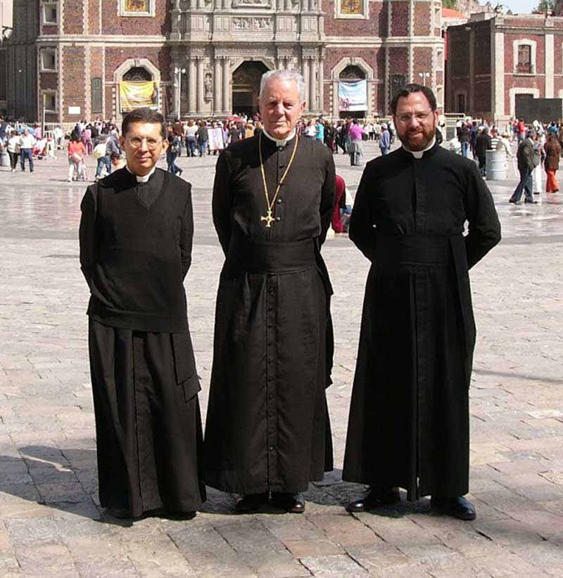 L'abbé Hugo Ruiz Vallejo (g), Mgr Richard Williamson et l'abbé François Chazal (d)