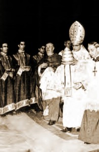 Paul VI dépose définitivement la Tiare sur l'Autel !
