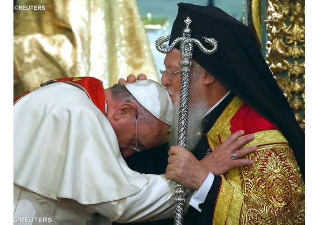 Le patriarche Bartholomaios donne la bénédiction à l'anti-pape conciliaire